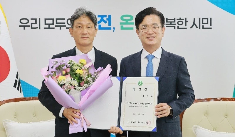 허태정 대전시장(오른쪽)이 30일 남승훈 신임 대전과학산업진흥원장에게 임명장을 전달한 뒤 기념촬영을 하고 있다./사진=대전시