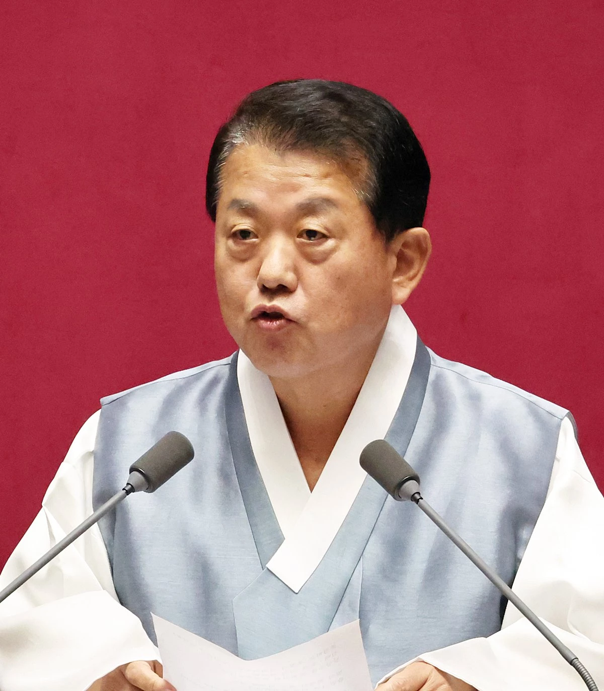 김병주 더불어민주당 의원. 기사 이해를 돕기 위한 자료 사진. 4성 장군 출신인 김병주 더불어민주당 의원은 북한군 포로 2명의 한국 송환 사실을 유엔 총회 연설에서 공개한 볼로디미르 젤렌스키 우크라이나 대통령에게 일침을 놓았다. 김병주 의원은 30일 더불어민주당 공식 유튜브 '민주당TV'에 출연해 '러시아라든가 이런 외교 관계도 안 좋아질 수 있기 때문에 실제 비공개로 협의했는데 젤렌스키가 유엔 총회에서 느닷없이 발표를 해버렸다'라며 '우크라이나 내에서도 여기에 대한 비판 목소리가 높다'라고 지적했다. 그러면서 '우리가 우크라이나에 무기를 안 줄 뿐이지 여러 가지 인도적 지원을 해왔는데 배은망덕도 이런 배은망덕이 없다'라고 비판했다. / 뉴스1
