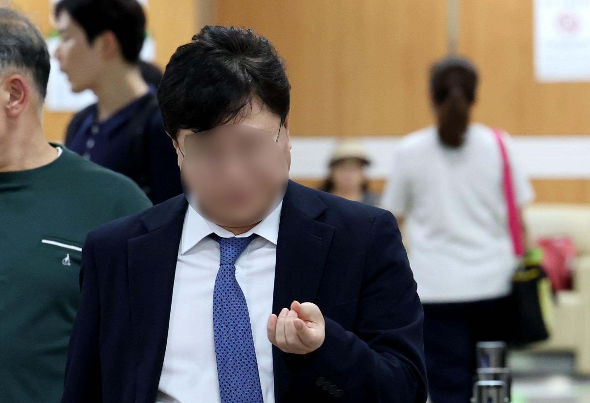 김승원 전 법무부 장관 후보자의 '신약 청탁 의혹' 핵심 인물로 지목된 제약업체 제넨셀 창업주 강 모 씨가 30일 오후 서울 서초구 서울고등법원에서 열린 특정경제범죄가중처벌 등에 관한 법률 위반(배임) 등 혐의 항소심 선고기일에 출석하고 있다. / 뉴스1