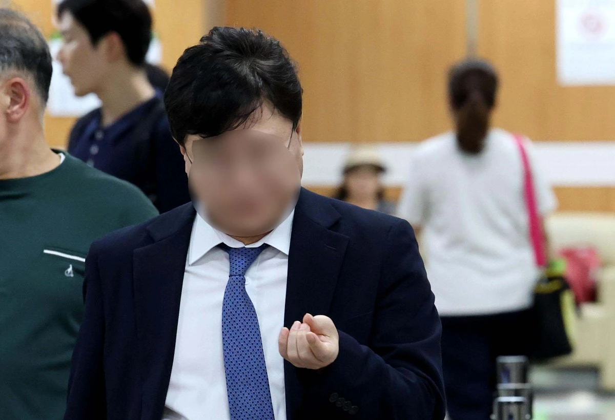 김승원 전 법무부 장관 후보자의 '신약 청탁 의혹' 핵심 인물로 지목된 제약업체 제넨셀 창업주 강 모 씨가 30일 오후 서울 서초구 서울고등법원에서 열린 특정경제범죄가중처벌 등에 관한 법률 위반(배임) 등 혐의 항소심 선고기일에 출석하고 있다. / 뉴스1