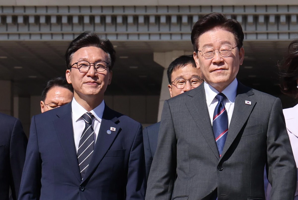 이재명(오른쪽) 대통령과 김민석 더불어민주당 대표. / 뉴스1