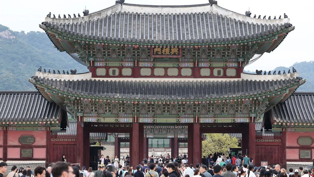 서울 종로구 경복궁에서 한복을 차려입은 시민들과 외국인 관광객들이 즐거운 시간을 보내고 있다. / 뉴스1