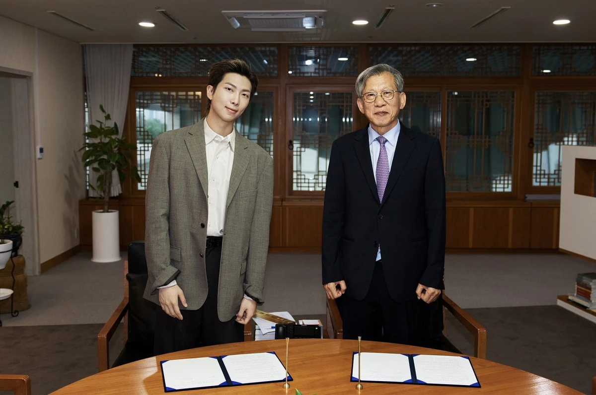 BTS RM, 국립중앙박물관 글로벌 홍보대사 위촉. 지난 6월 19일 유홍준(오른쪽) 국립중앙박물관장이 RM과 글로벌 홍보대사 위촉식을 가진 후 기념 촬영을 하고 있다. / 국립중앙박물관 제공-뉴스1