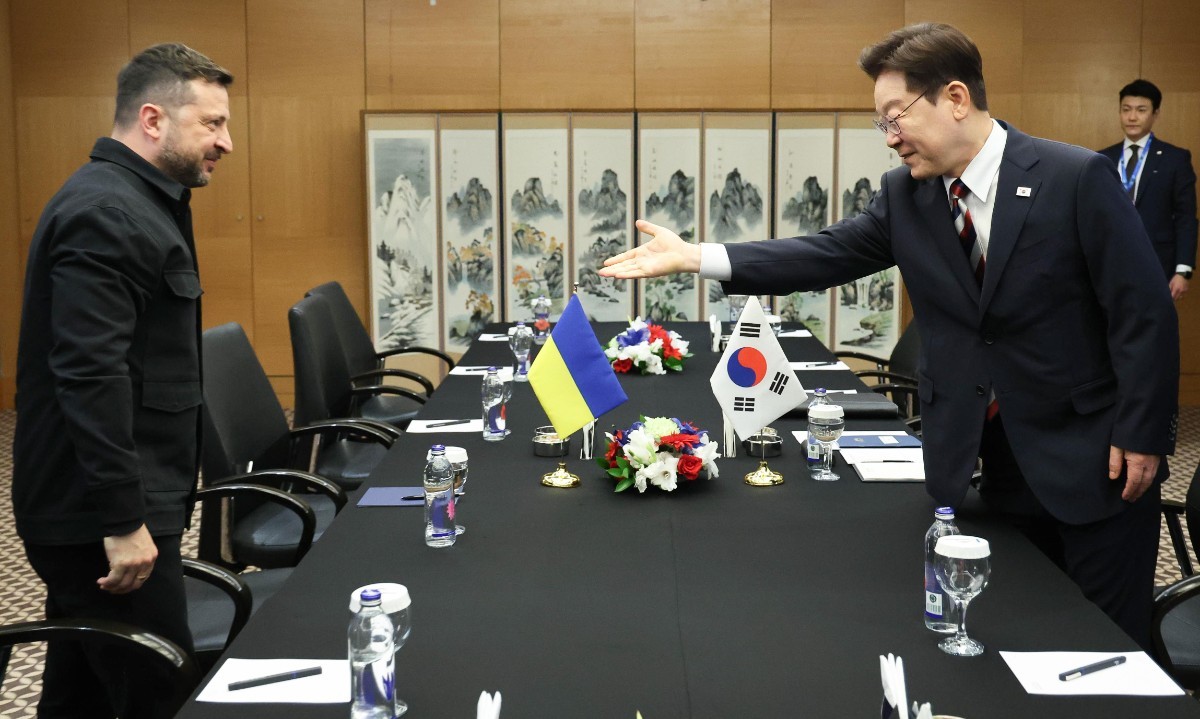 이재명 대통령이 7월 8일(현지시각) 튀르키예 앙카라 한 호텔에서 볼로디미르 젤렌스키 우크라이나 대통령과 정상회담을 하기에 앞서 자리를 권하고 있다. / 뉴스1