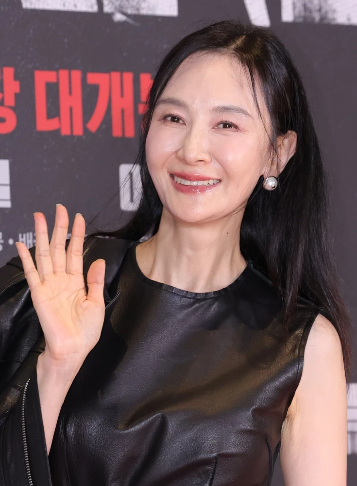 배우 채시라가 9월 21일 오후 서울 송파구 롯데시네마 월드타워점에서 열린 영화 '암살자(들)' VIP 시사회에 참석해 포즈를 취하고 있다. '암살자(들)'은 1974년 8월 15일, 대한민국을 충격에 빠뜨린 영부인 저격 사건의 의혹과 배후를 추적하는 이야기를 그린 작품이다. / 뉴스1