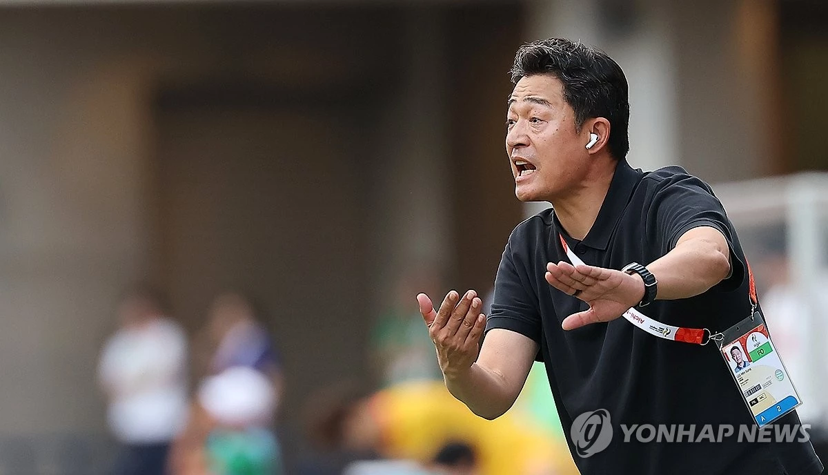 30일 오후 일본 오사카 나가이스타디움에서 열린 2026 아이치·나고야 아시안게임 남자축구 준결승 대한민국과 중국의 경기, 대한민국 이민성 감독이 작전을 지시하고 있다. / 뉴스1
