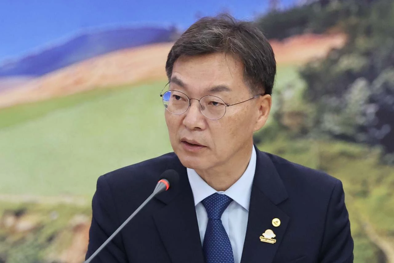 김중남 강릉시장이 지난달 21일 오전 강원 강릉시청에서 열린 '더불어민주당 강릉 최고위원회의'에서 모두발언을 하고 있다. / 뉴스1