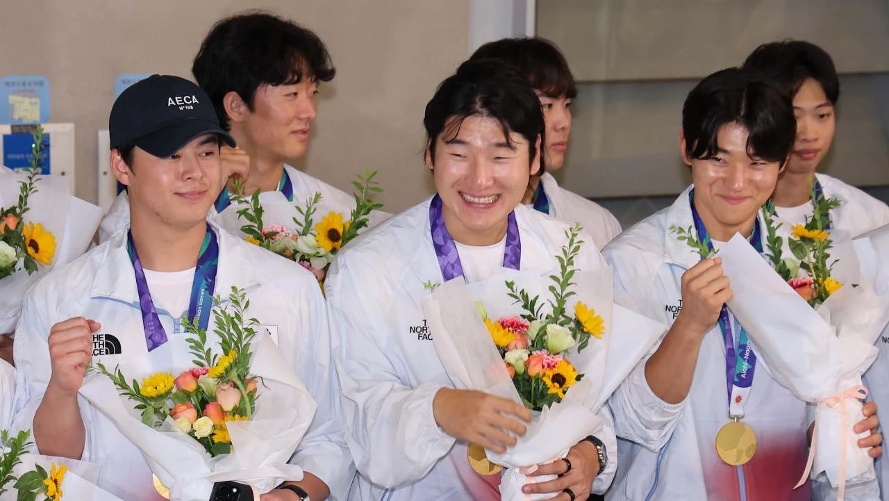 2026 아이치·나고야 아시안게임 금메달을 차지한 야구 대표팀 노시환(왼쪽부터), 곽빈, 김도영이 지난 28일 인천국제공항 제2여객터미널을 통해 귀국한 후 기념 촬영을 하며 기뻐하고 있다. / 뉴스1