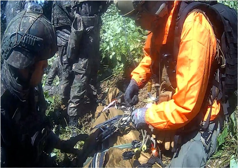 합참이 공개한 DMZ 지뢰 폭발 사고 응급구조사 투입 사진 / 뉴스1