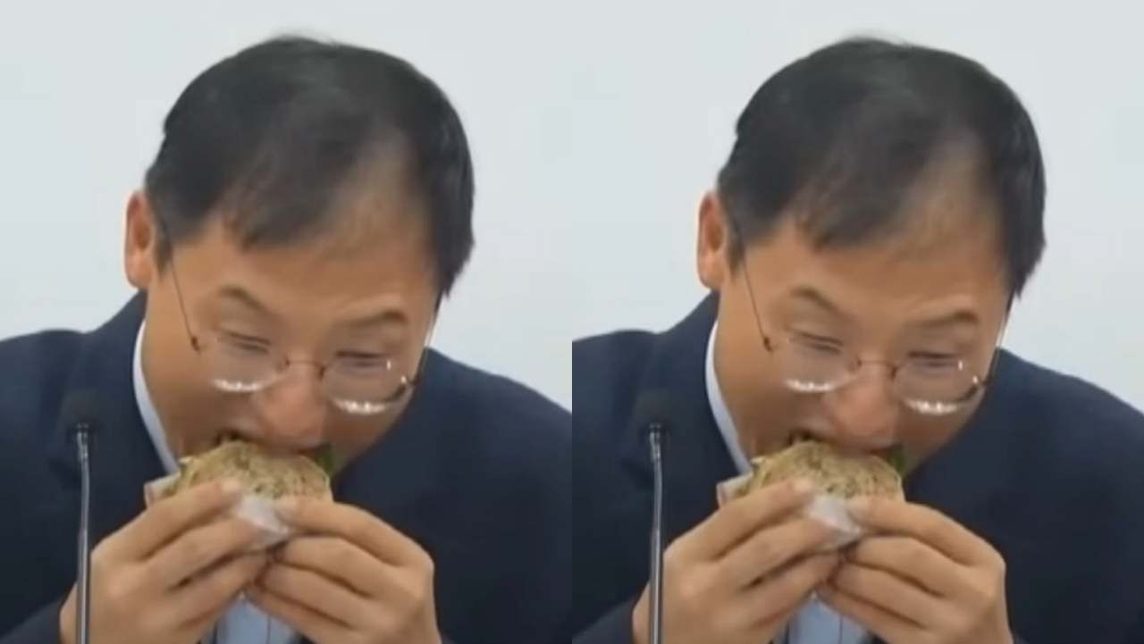 “쇼 하지 마라” vs “트집 잡지 마라”… 회의 도중 샌드위치 먹은 정치인, 누리꾼 갑론을박