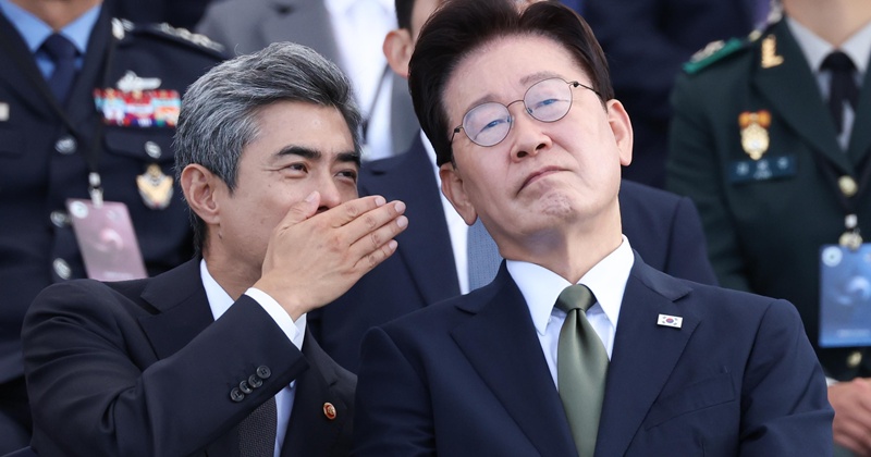 국군의 날 행사에서 드론 불붙어 '추락'...이재명 대통령도 목격 