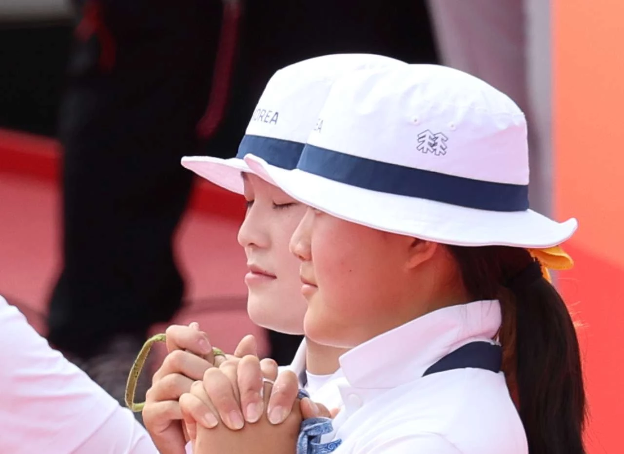 대한민국 박예린, 강연서가 지난달 30일 일본 오카자키 중앙종합공원 다목적광장에서 열린 2026 아이치·나고야 아시안게임 양궁 컴파운드 여자 단체전 동메달 결정전에서 기도하고 있다. / 뉴스1