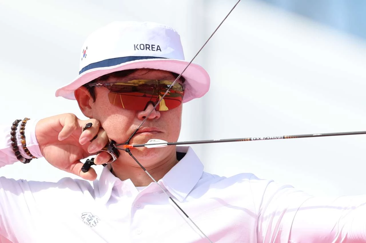 대한민국 최용희가 지난달 30일 일본 오카자키 중앙종합공원 다목적광장에서 열린 2026 아이치·나고야 아시안게임 양궁 컴파운드 혼성 단체전 결승에서 인도를 상대로 대결을 펼치고 있다. / 뉴스1