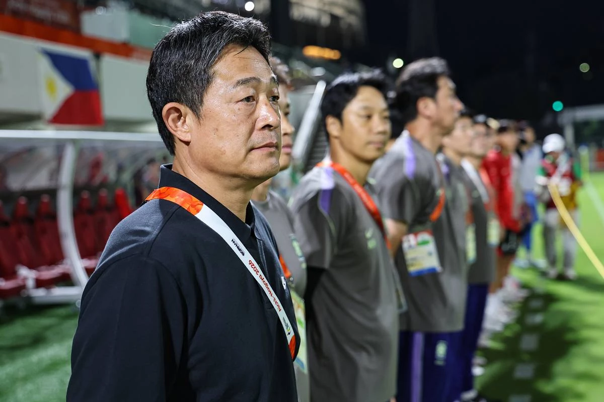 지난달 25일 오후 일본 나고야 미즈호 파크 럭비 필드에서 열린 2026 아이치·나고야 아시안게임 남자축구 8강 대한민국과 베트남의 경기, 대한민국 이민성 감독이 그라운드를 바라보고 있다
