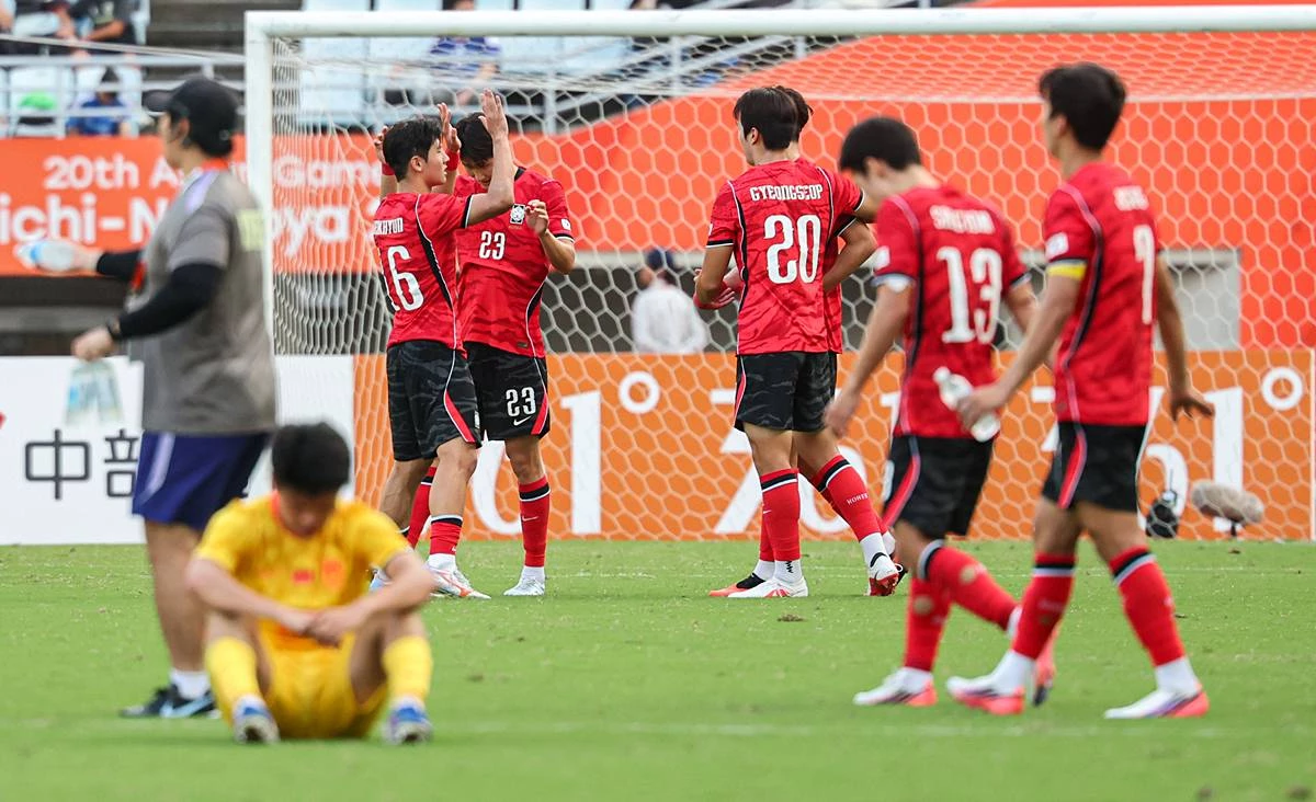 지난달 30일 오후 일본 오사카 나가이스타디움에서 열린 2026 아이치·나고야 아시안게임 남자축구 준결승 대한민국과 중국의 경기, 대한민국 선수들이 2대1 승리 후 기뻐하고 있다 / 뉴스1