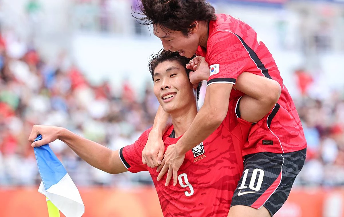 지난달 30일 오후 일본 오사카 나가이스타디움에서 열린 2026 아이치·나고야 아시안게임 남자축구 준결승 대한민국과 중국의 경기, 대한민국 이영준이 동점골을 넣고 기뻐하고 있다 / 뉴스1