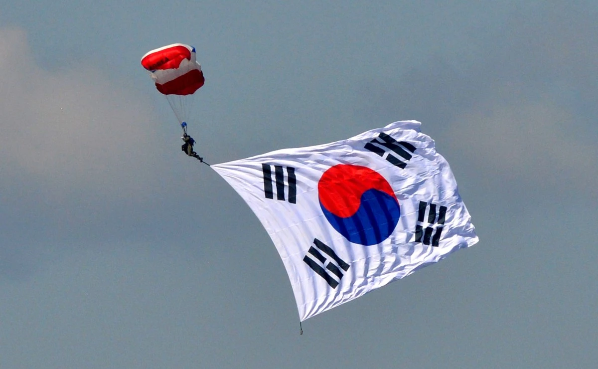 특전사 요원들이 대형 태극기와 함께 강하하고 있다. 기사의 이해를 돕기 위한 사진. / 뉴스1