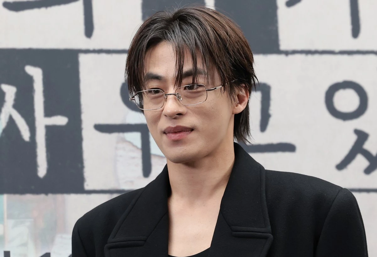 배우 구교환이 지난 4월 서울 마포구 상암동 스탠포드 호텔에서 열린 JTBC 드라마 '모두가 자신의 무가치함과 싸우고 있다'(이하 모자무싸) 제작발표회에 참석해 포즈를 취하고 있다. / 뉴스1