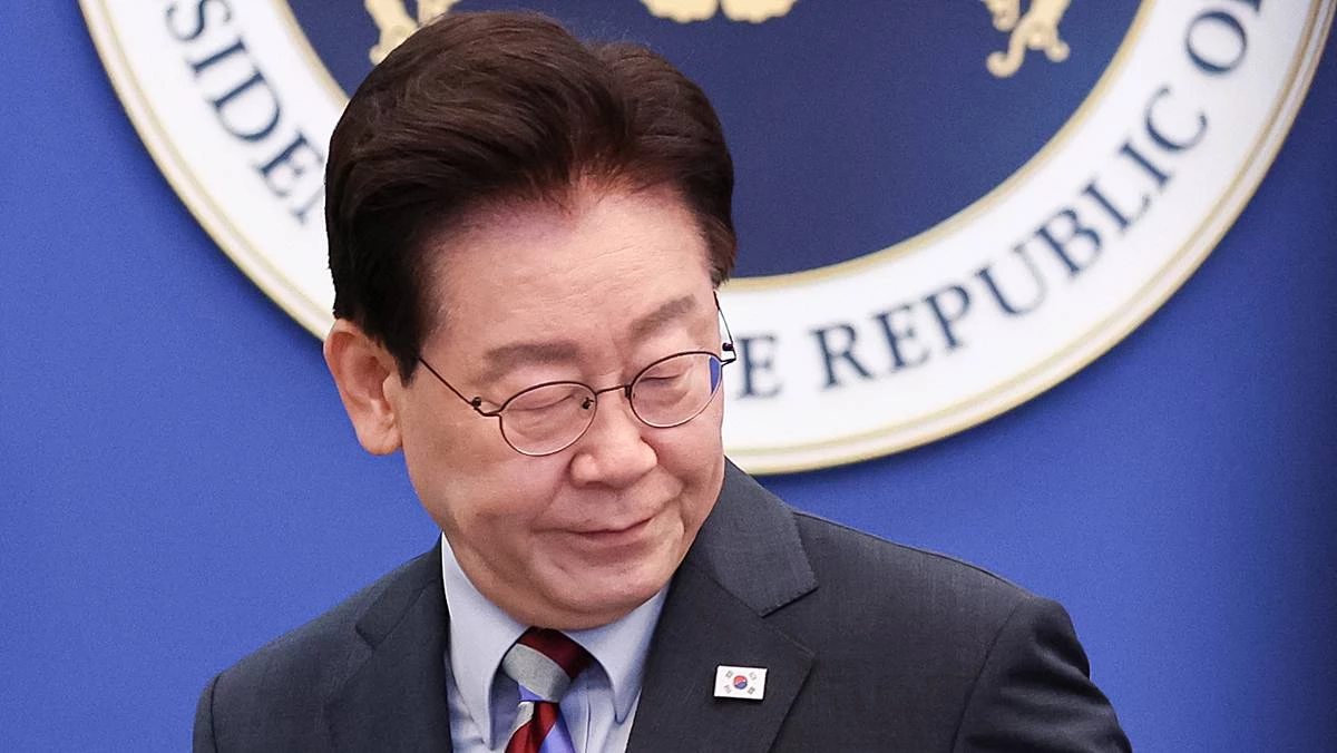 이재명 대통령이 지난닾 29일 청와대에서 열린 국무회의에서 국민의례를 마친 후 자리에 착석하고 있다 / 뉴스1