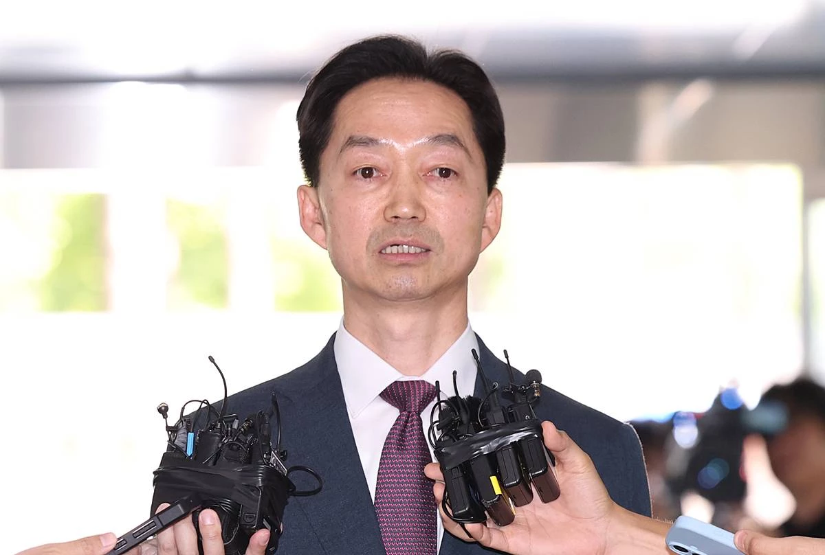 김지용 중대범죄수사청장 후보자가 지난달 8일 오후 서울 종로구 정부서울청사 창성동 별관에 마련된 인사청문회 준비단 사무실로 첫 출근하며 소감을 밝히고 있다 / 뉴스1