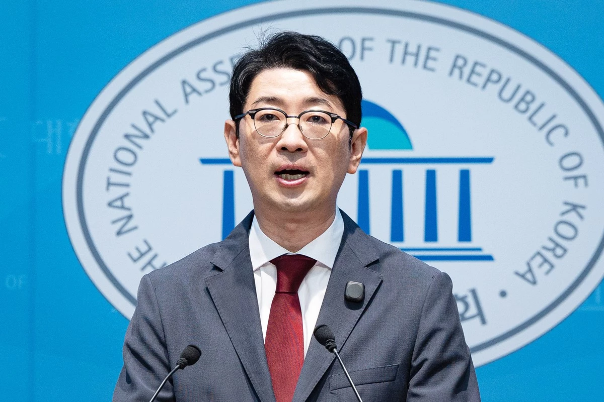 주진우 국민의힘 의원. 기사 이해를 돕기 위한 자료 사진. 주진우 국민의힘 의원이 일각에서 역사 왜곡 논란을 제기하고 있는 영화 '암살자(들)'에 국책은행에서 300억 원 넘는 돈을 투자한 것으로 확인됐다며 의혹을 제기했다. 주진우 의원이 지난달 30일 서울 여의도 국회 기자회견에서 공개한 자료에 따르면 중소기업은행은 해당 영화에 20억 원을, 한국산업은행은 펀드 출자를 통해 4억 원을 각각 투자했다. 또 해당 영화의 제작사인 '하이브미디어코프'에는 중소기업은행 참여 펀드에서 142억 5000만 원, 산업은행 참여 펀드에서 140억 원 등이 각각 투자된 것으로 집계됐다. / 뉴스1