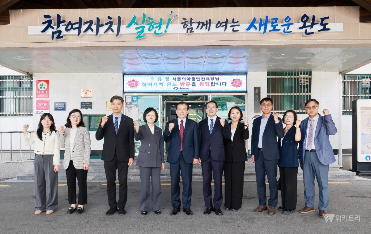 완도군은 9월 30일 군청에서 식약처와 자매결연을 맺고, 지역과 공공기관이 함께 이익을 나누는 상생 교류를 이어가기로 했다. / 완도군
