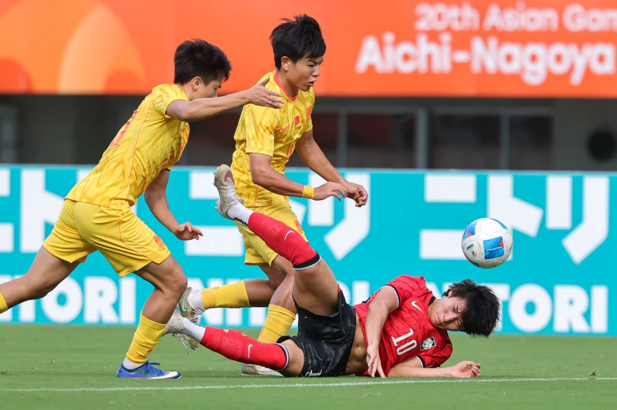 지난달 일본 오사카 나가이스타디움에서 열린 2026 아이치·나고야 아시안게임 남자축구 준결승 대한민국과 중국의 경기, 대한민국 배준호가 돌파하다 상대 수비에 넘어지고 있다. / 뉴스1