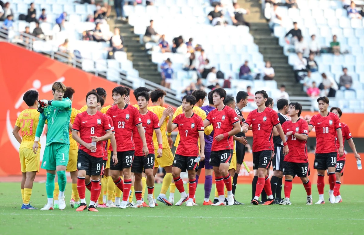 지난달 30일 일본 오사카 나가이스타디움에서 열린 2026 아이치·나고야 아시안게임 남자축구 준결승 대한민국과 중국의 경기, 대한민국 선수들이 2대1 승리 후 기뻐하고 있다. / 뉴스1