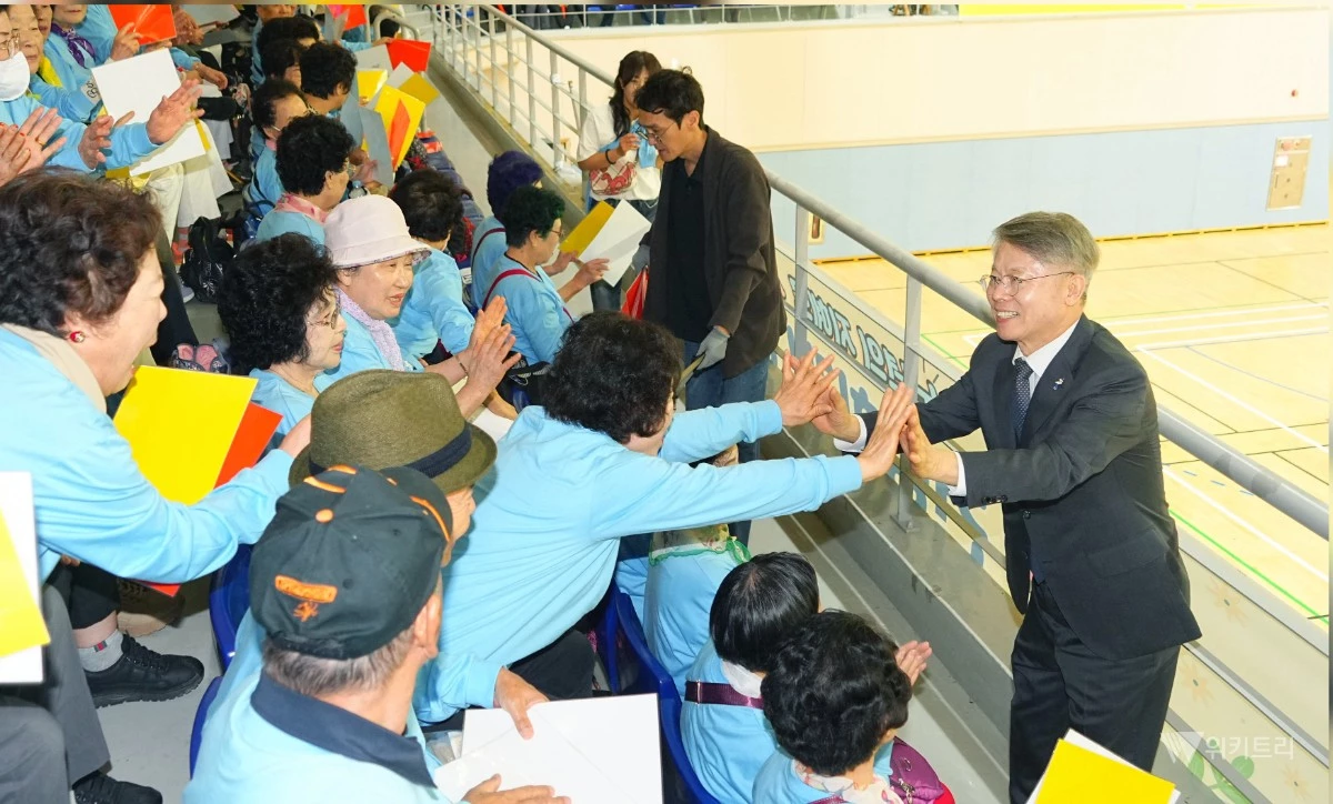 민형배 전남광주통합특별시장이 30일 오전 남구 빛고을체육관에서 열린 '제30회 노인의 날 기념식'에 참석해 어르신들과 인사를 나누고 있다./전남광주통합특별시