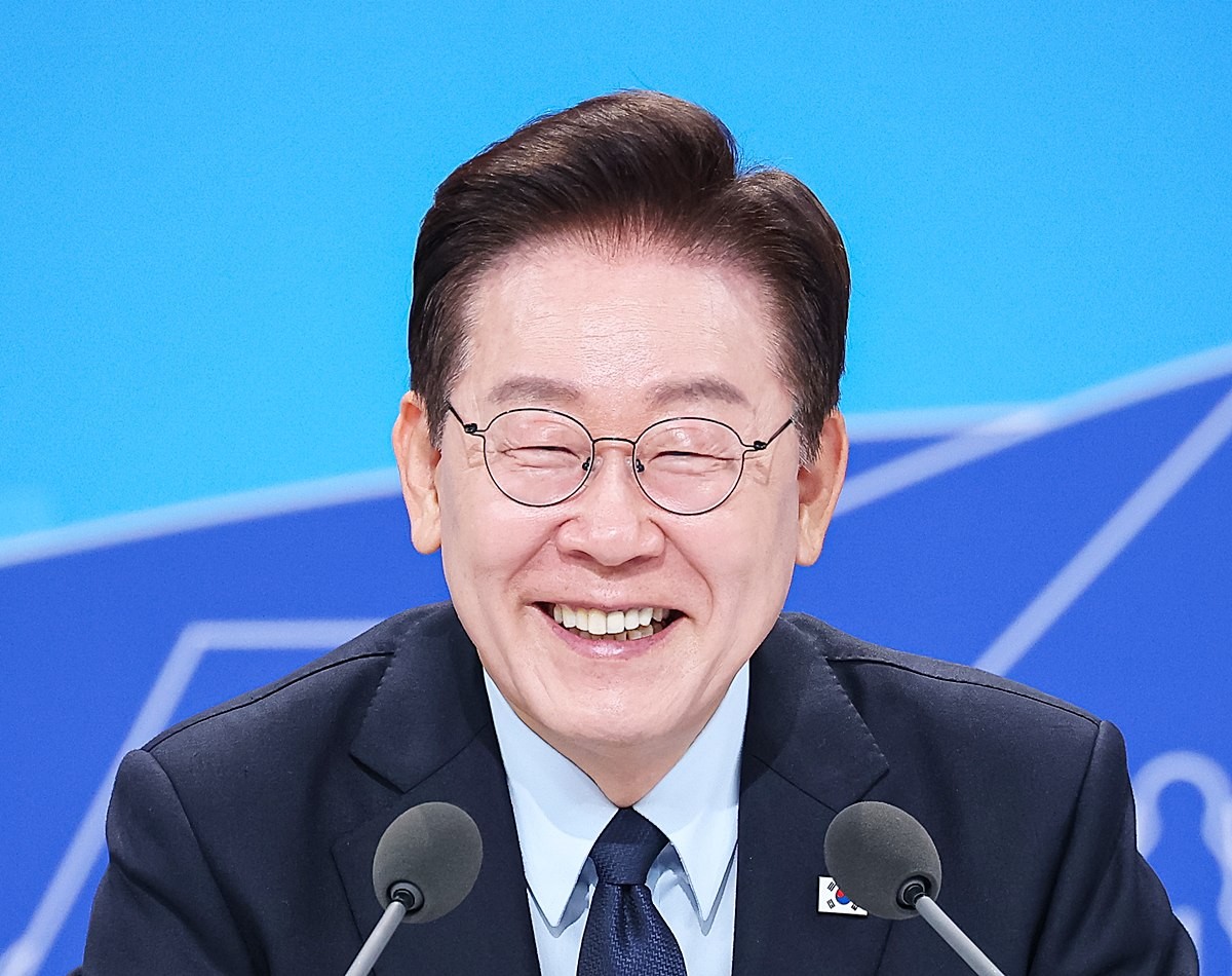 이재명 대통령이 미소 짓고 있다. 기사 이해를 돕기 위한 자료 사진. 이재명 대통령은 1일 엑스에 자신을 응원하는 지지자의 게시물을 공유했다. 그러면서 '많이들 함께해 주세요, 좌아하게 말입니다'라는 말을 덧붙였다. 이재명 대통령이 SNS 게시물에서 언급한 '좌아하다'는 이 대통령 지지자들이 인터넷 커뮤니티 등에서 '우아하다'라는 말 대신 주로 쓰는 표현이다. / 뉴스1