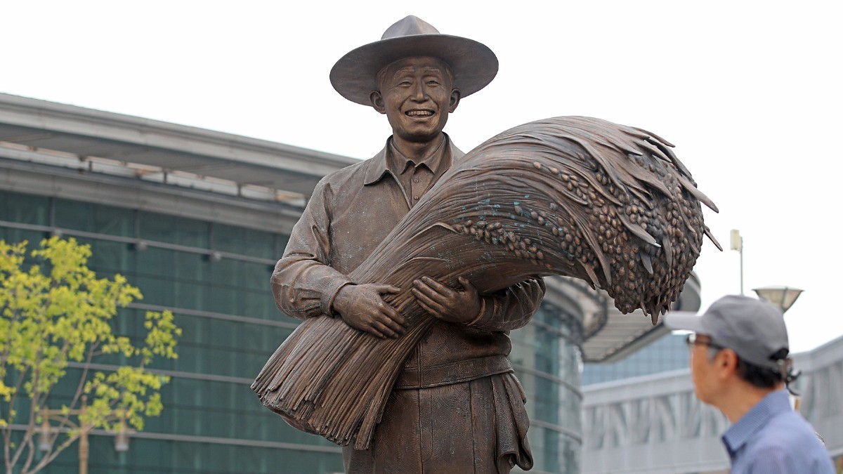 대구 동구 동대구역 광장에 설치된 박정희 전 대통령 동상. / 뉴스1