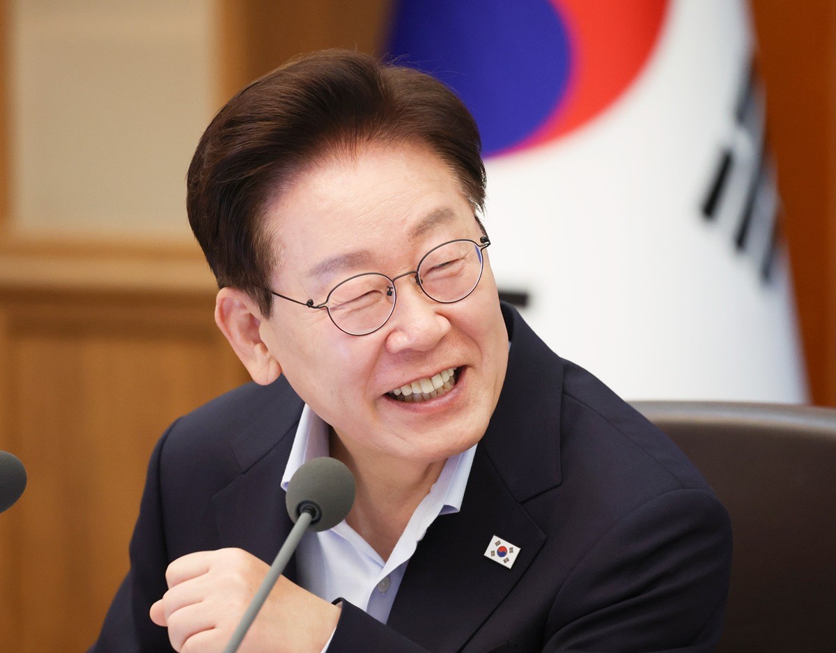 이재명 대통령이 21일 청와대에서 열린 국무회의에서 발언을 하고 있다. 기사 이해를 돕기 위한 자료 사진. 이재명 대통령은 1일 엑스에 자신을 응원하는 지지자의 게시물을 공유했다. 그러면서 '많이들 함께해 주세요, 좌아하게 말입니다'라는 말을 덧붙였다. 이재명 대통령이 SNS 게시물에서 언급한 '좌아하다'는 이 대통령 지지자들이 인터넷 커뮤니티 등에서 '우아하다'라는 말 대신 주로 쓰는 표현이다. / 뉴스1