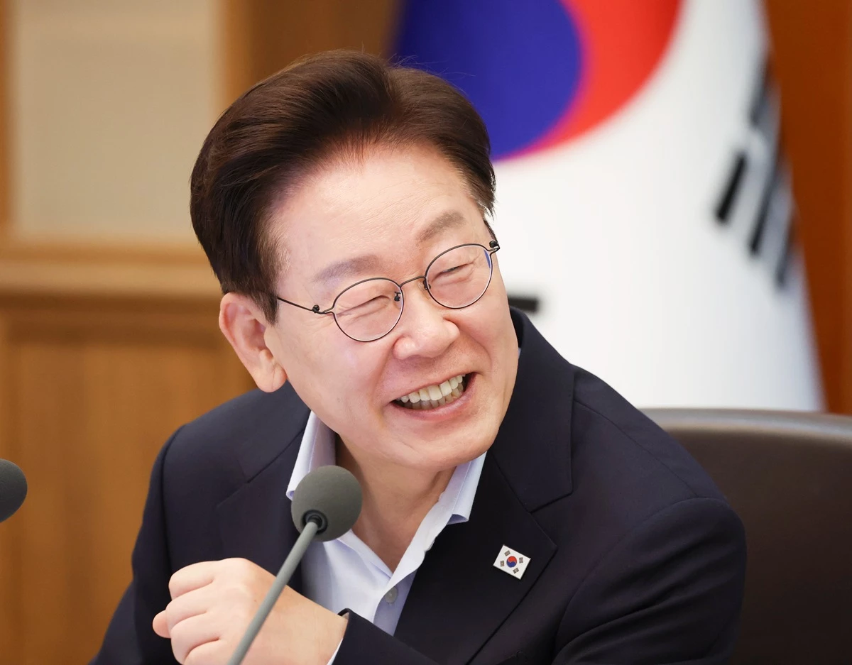 이재명 대통령이 21일 청와대에서 열린 국무회의에서 발언을 하고 있다. 기사 이해를 돕기 위한 자료 사진. 이재명 대통령은 1일 엑스에 자신을 응원하는 지지자의 게시물을 공유했다. 그러면서 '많이들 함께해 주세요, 좌아하게 말입니다'라는 말을 덧붙였다. 이재명 대통령이 SNS 게시물에서 언급한 '좌아하다'는 이 대통령 지지자들이 인터넷 커뮤니티 등에서 '우아하다'라는 말 대신 주로 쓰는 표현이다. / 뉴스1