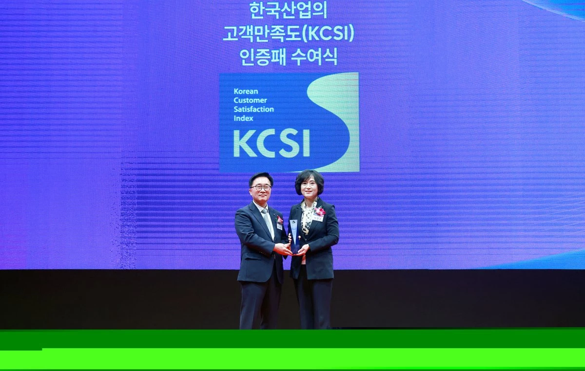 지난달 30일 서울시 중구 소재 산라호텔에서 진행된 2026 한국산업의 고객만족도(KCSI)인증패 수여식에서 박현주 신한은행 소비자보호그룹장(오른쪽)과 한수희 한국능률협회컨설팅 대표이사가 기념촬영하는 모습 / 신한은행 제공