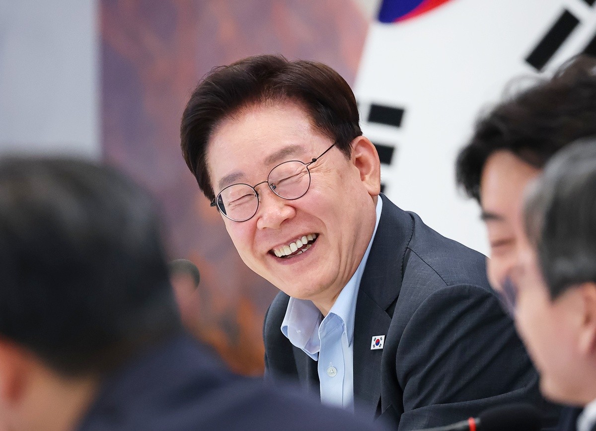이재명 대통령이 청와대 영빈관에서 열린 고용노동부, 중소벤처기업부, 공정거래위원회 2차 업무보고에서 미소를 짓고 있다. 기사 이해를 돕기 위한 자료 사진. 이재명 대통령은 1일 엑스에 자신을 응원하는 지지자의 게시물을 공유했다. 그러면서 '많이들 함께해 주세요, 좌아하게 말입니다'라는 말을 덧붙였다. 이재명 대통령이 SNS 게시물에서 언급한 '좌아하다'는 이 대통령 지지자들이 인터넷 커뮤니티 등에서 '우아하다'라는 말 대신 주로 쓰는 표현이다. / 뉴스1