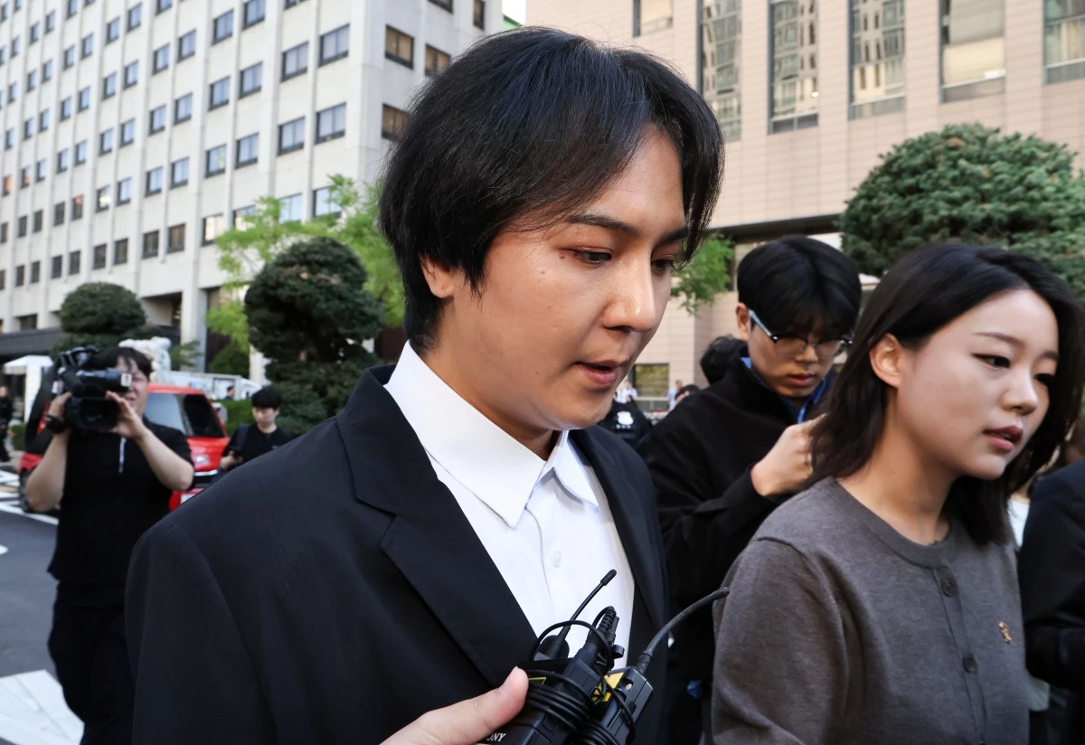 병역법 위반 혐의를 받는 가수 송민호가 1일 오전 서울 마포구 서울서부지방법원에서 열린 1심 선고공판을 마치고 법원을 나서고 있다. / 뉴스1