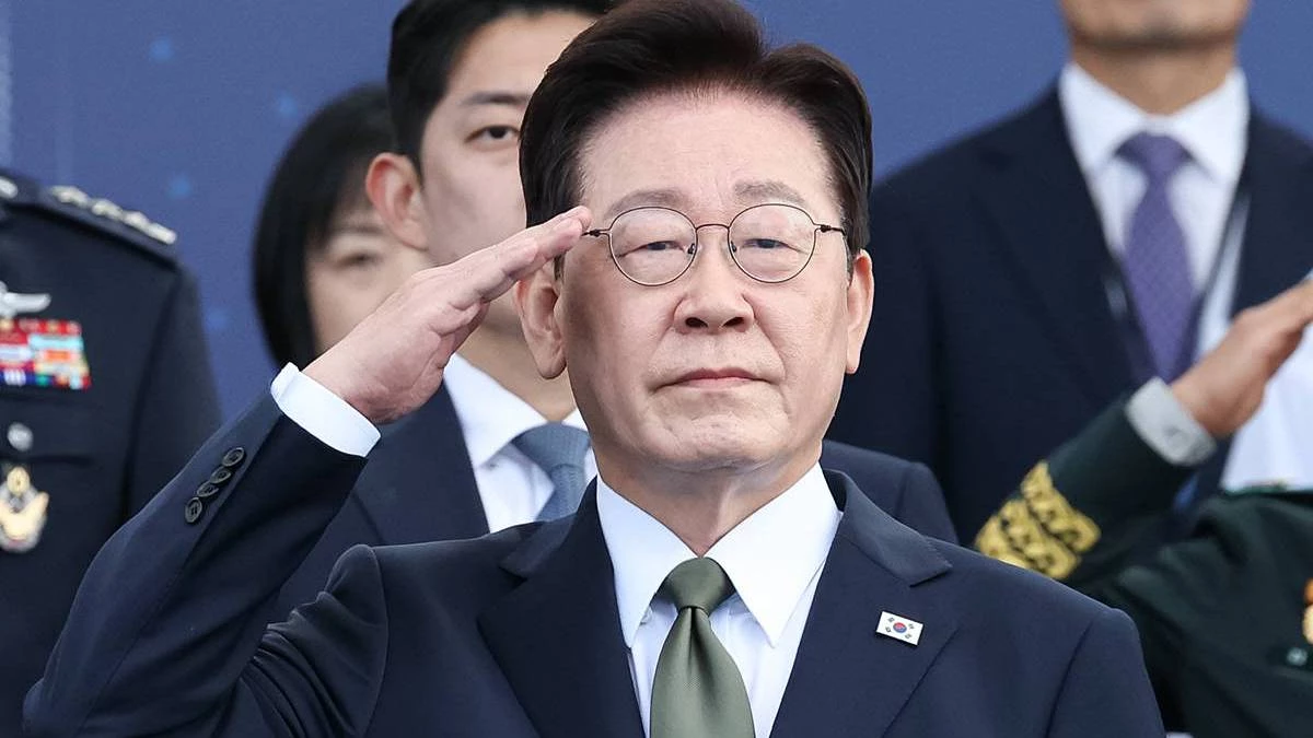 이재명 대통령이 1일 충남 계룡대 활주로에서 열린 제78회 국군의 날 기념식에서 거수경례를 하고 있다 / 청와대통신사진기자단, 뉴스1