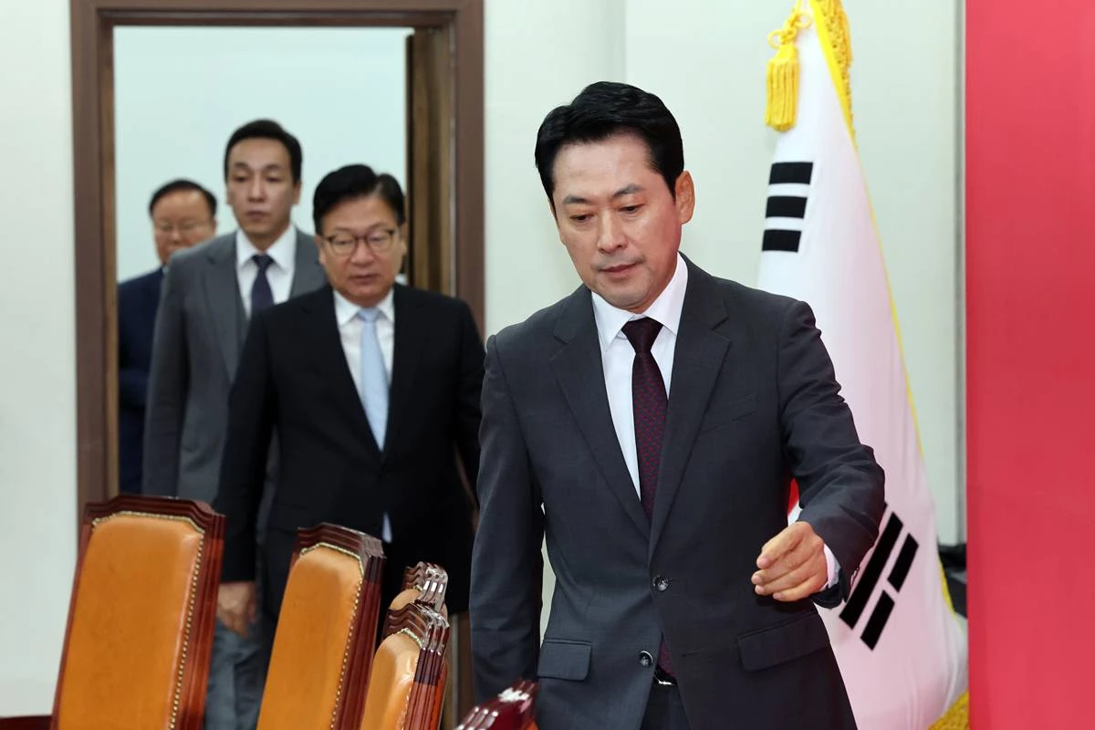 장동혁 국민의힘 대표가 1일 오전 서울 여의도 국회에서 열린 최고위원회의에 참석하고 있다 / 뉴스1