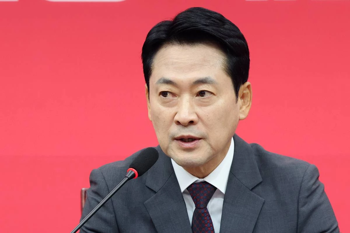 장동혁 국민의힘 대표가 1일 오전 서울 여의도 국회에서 열린 최고위원회의에서 발언을 하고 있다 / 뉴스