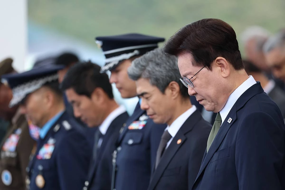 이재명 대통령이 1일 충남 계룡대 활주로에서 열린 제78회 국군의 날 기념식에서 묵념을 하고 있다 / 청와대통신사진기자단 / 뉴스1