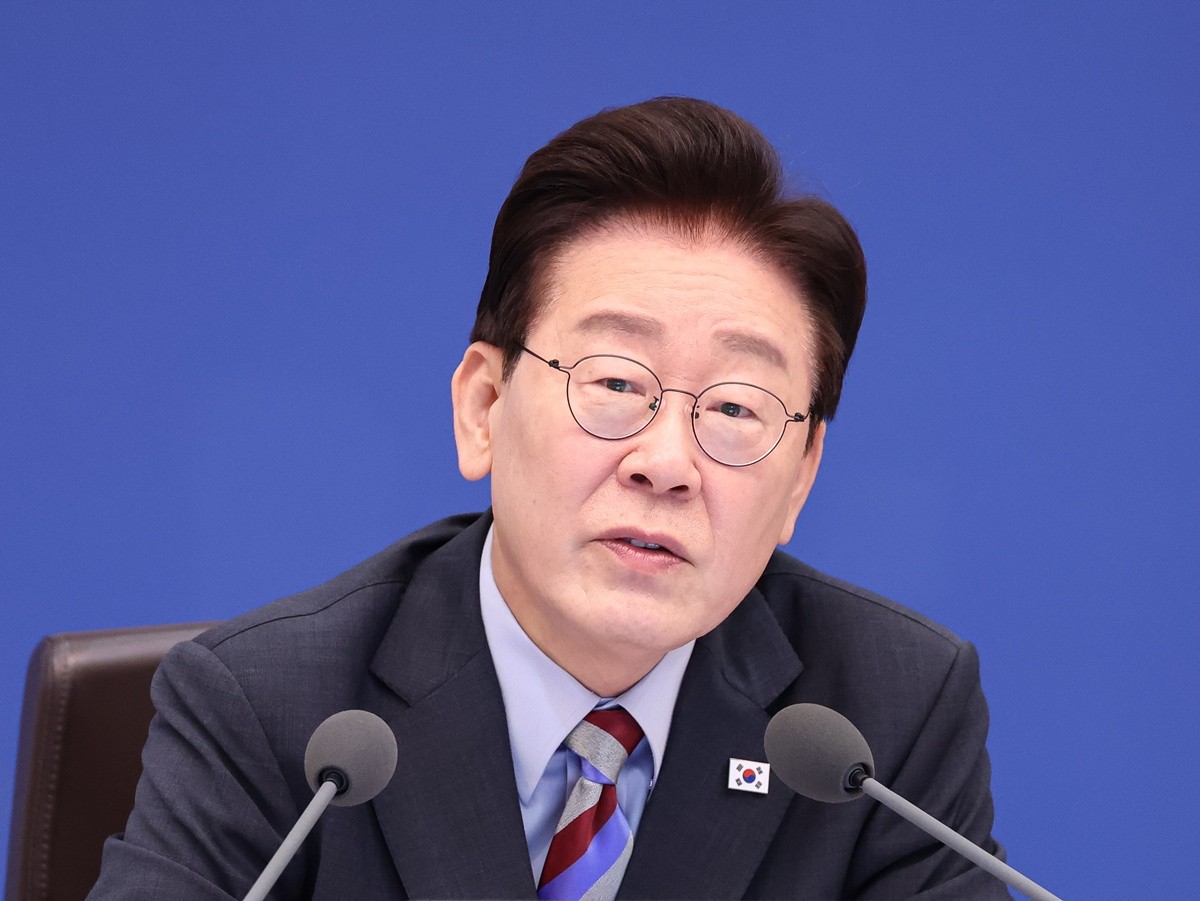 이재명 대통령이 29일 청와대에서 열린 국무회의에서 발언을 하고 있다. 기사 이해를 돕기 위한 자료 사진. 이재명 대통령은 1일 엑스에 자신을 응원하는 지지자의 게시물을 공유했다. 그러면서 '많이들 함께해 주세요, 좌아하게 말입니다'라는 말을 덧붙였다. 이재명 대통령이 SNS 게시물에서 언급한 '좌아하다'는 이 대통령 지지자들이 인터넷 커뮤니티 등에서 '우아하다'라는 말 대신 주로 쓰는 표현이다. / 뉴스1