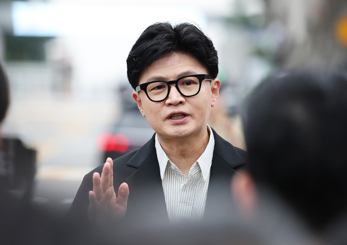 한동훈 무소속 의원 모습. 기사 이해를 돕기 위한 자료 사진. 한동훈 의원이 이재명 대통령의 '좌아하게' 발언을 직격했다. 한 의원은 1일 오전 페이스북에 올린 글에서 '좌아하게' 표현을 SNS에 올린 이재명 대통령을 '멘탈(정신) 나간 대통령'이라고 강하게 비판했다. 한 의원은 ''좌아하게'라고 이재명 대통령이 썼다'라며 '멘탈 나간 대통령이 운전하는 대한민국이 걱정된다'라고 밝혔다. / 뉴스1