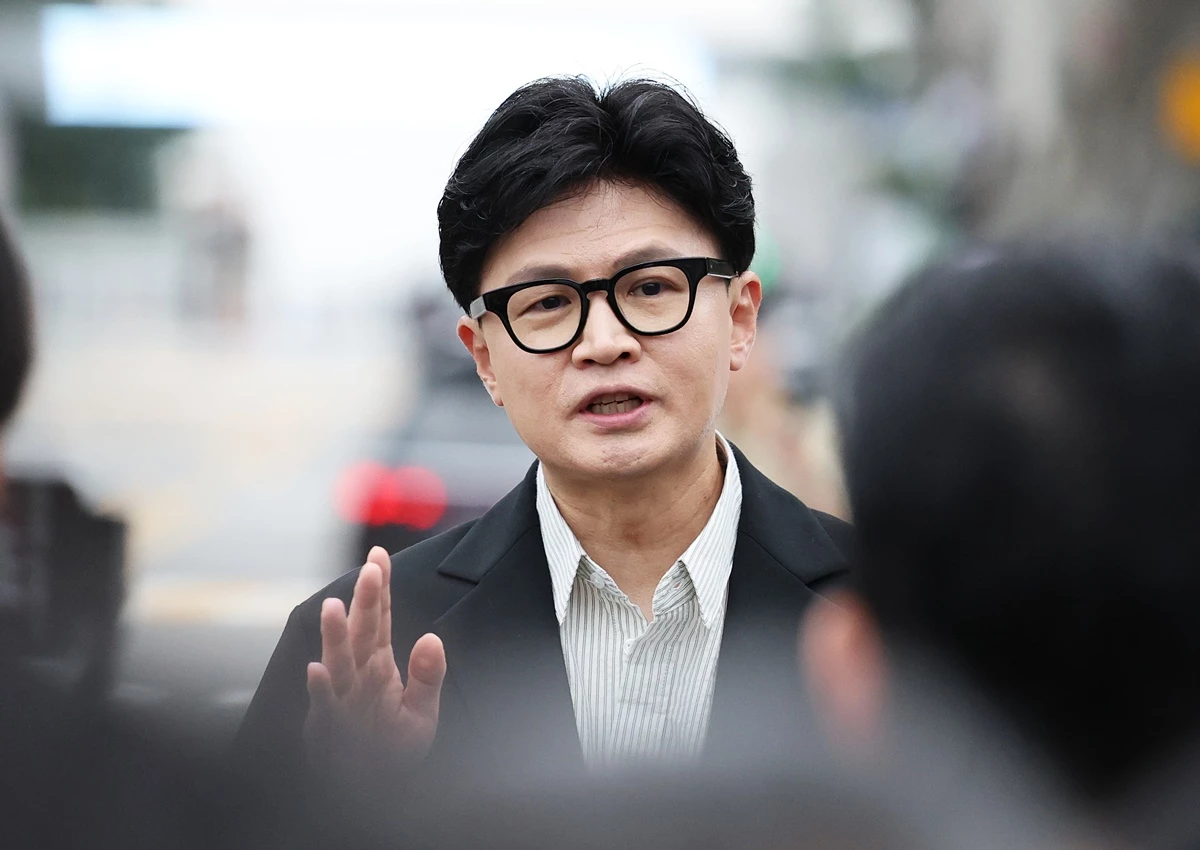 한동훈 무소속 의원 모습. 기사 이해를 돕기 위한 자료 사진. 한동훈 의원이 이재명 대통령의 '좌아하게' 발언을 직격했다. 한 의원은 1일 오전 페이스북에 올린 글에서 '좌아하게' 표현을 SNS에 올린 이재명 대통령을 '멘탈(정신) 나간 대통령'이라고 강하게 비판했다. 한 의원은 ''좌아하게'라고 이재명 대통령이 썼다'라며 '멘탈 나간 대통령이 운전하는 대한민국이 걱정된다'라고 밝혔다. / 뉴스1