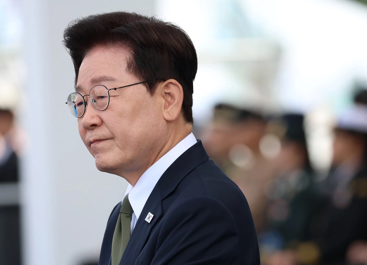 이재명 대통령이 1일 충남 계룡대 활주로에서 열린 제78회 국군의 날 기념식에서 기념사를 하고 있다. 기사 이해를 돕기 위한 자료 사진. 이재명 대통령의 국정운영을 긍정적으로 평가한 비율이 43%로 집계됐다는 여론조사 결과가 1일 나왔다. 엠브레인퍼블릭, 케이스탯리서치, 코리아리서치, 한국리서치는 지난달 28∼30일 만 18세 이상 1000명을 대상으로 진행한 전국지표조사(NBS) 결과를 이날 공개했다. 해당 조사 결과에 따르면 이재명 대통령의 국정운영을 긍정 평가한 응답 비율은 3주 전 이뤄진 직전 조사와 동일한 43%로 집계됐다. 부정 평가 응답은 50%로 지난 조사보다 2%포인트(p) 올랐다. / 연합뉴스