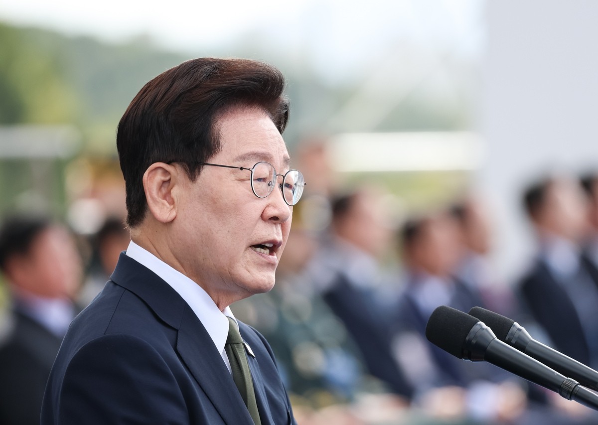 이재명 대통령이 1일 충남 계룡대 활주로에서 열린 제78회 국군의 날 기념식에서 기념사를 하고 있다. 기사 이해를 돕기 위한 자료 사진. 이재명 대통령의 국정운영을 긍정적으로 평가한 비율이 43%로 집계됐다는 여론조사 결과가 1일 나왔다. 엠브레인퍼블릭, 케이스탯리서치, 코리아리서치, 한국리서치는 지난달 28∼30일 만 18세 이상 1000명을 대상으로 진행한 전국지표조사(NBS) 결과를 이날 공개했다. 해당 조사 결과에 따르면 이재명 대통령의 국정운영을 긍정 평가한 응답 비율은 3주 전 이뤄진 직전 조사와 동일한 43%로 집계됐다. 부정 평가 응답은 50%로 지난 조사보다 2%포인트(p) 올랐다. / 뉴스1