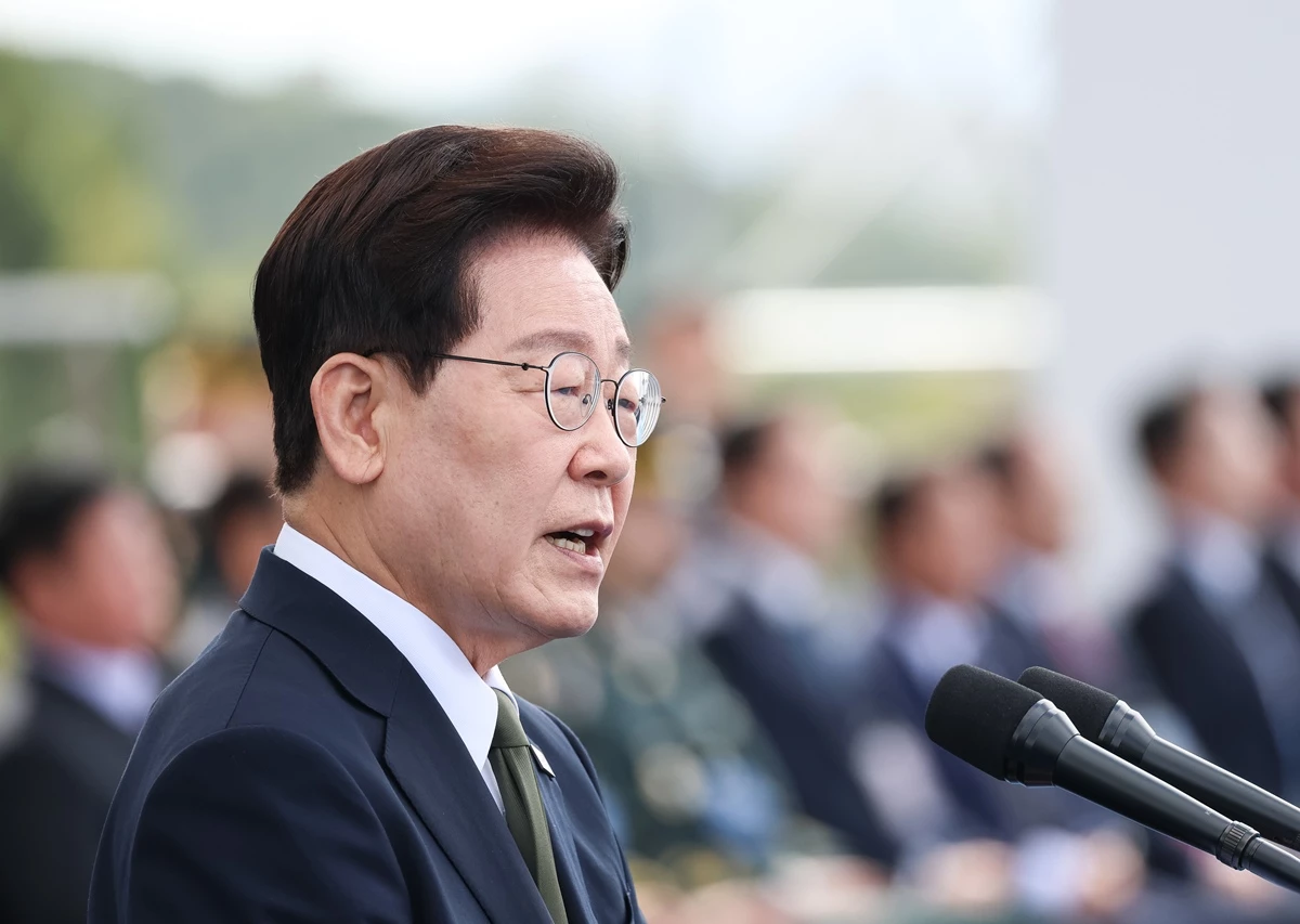 이재명 대통령이 1일 충남 계룡대 활주로에서 열린 제78회 국군의 날 기념식에서 기념사를 하고 있다. 기사 이해를 돕기 위한 자료 사진. 이재명 대통령의 국정운영을 긍정적으로 평가한 비율이 43%로 집계됐다는 여론조사 결과가 1일 나왔다. 엠브레인퍼블릭, 케이스탯리서치, 코리아리서치, 한국리서치는 지난달 28∼30일 만 18세 이상 1000명을 대상으로 진행한 전국지표조사(NBS) 결과를 이날 공개했다. 해당 조사 결과에 따르면 이재명 대통령의 국정운영을 긍정 평가한 응답 비율은 3주 전 이뤄진 직전 조사와 동일한 43%로 집계됐다. 부정 평가 응답은 50%로 지난 조사보다 2%포인트(p) 올랐다. / 뉴스1