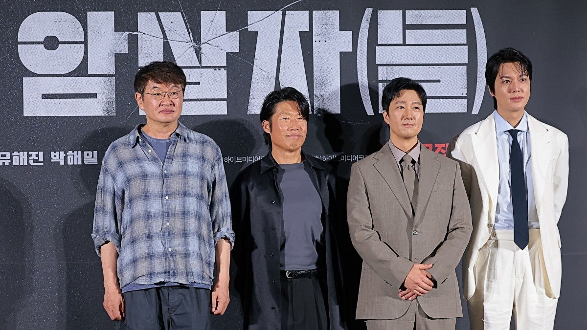 허진호 감독(왼쪽부터)과 배우 유해진, 박해일, 이민호가 지난 10일 오전 서울 용산구 CGV 용산아이파크몰에서 열린 영화 '암살자(들)' 제작보고회에 참석한 모습. / 뉴스1