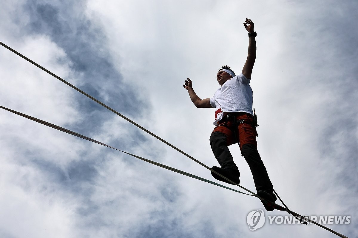 얀 루스가 1일 서울 청계광장 앞 세종대로 상공에서 묘기를 선보이고 있는 모습. / 공동취재-연합뉴스