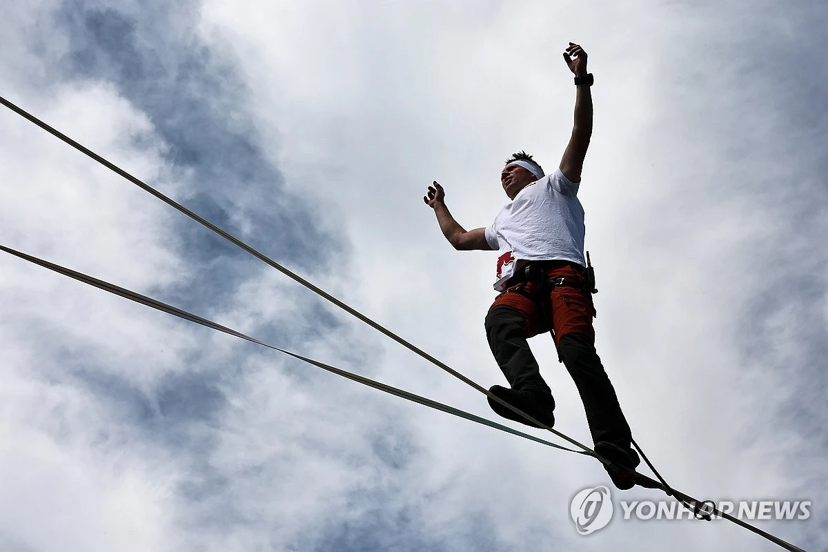 얀 루스가 1일 서울 청계광장 앞 세종대로 상공에서 묘기를 선보이고 있는 모습. / 공동취재-연합뉴스