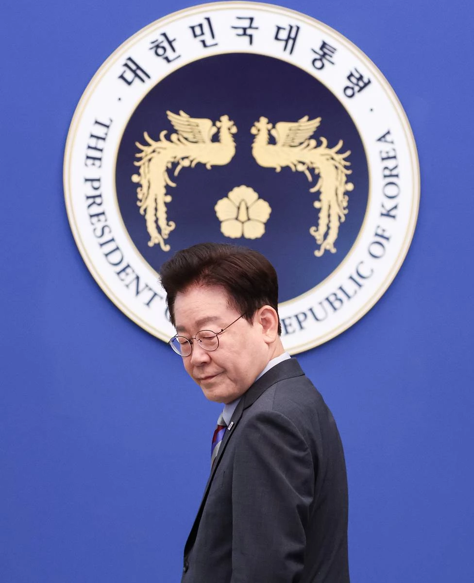 이재명 대통령이 지난달 29일 청와대에서 열린 국무회의에서 국민의례를 마친 후 자리에 착석하고 있다 / 뉴스1
